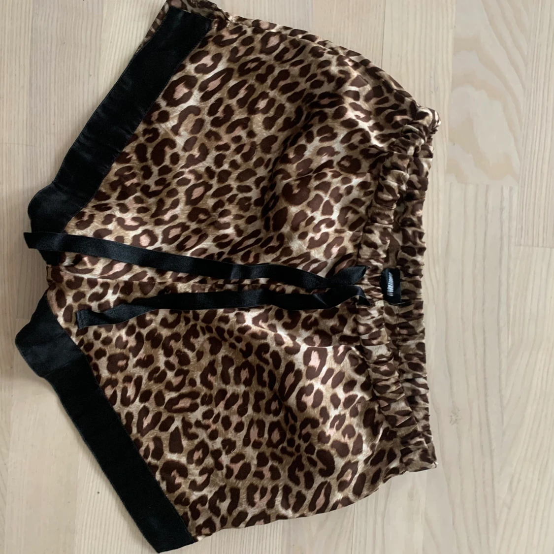 Pyjamasshorts i leopardmönster