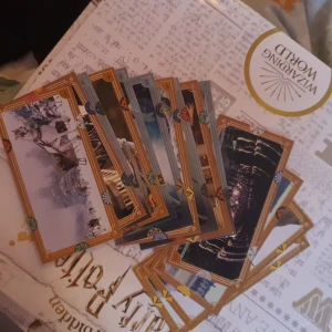 Harry potter samlarkort - Jag säljer vidare kort som jag har dubbelt utav, kort som jag har är nummer: 85x2, 34, 46, 63, 56, 64, 123, 125, 113, 7, 26, 122 och 130.  5kr för ett kort. 50 för alla kort