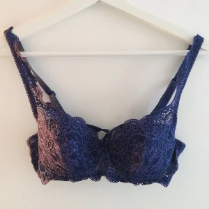 Helt ny  - Sååå söt helt ny bh/ bralette från Triumph. Strl 70b. Min mormor jobbar på en bh-affär så får massor av bh-ar av henne men använder själv inte bh☺️ superkvalle, håller i många många år utan att bygeln blir sämre. Köparen står för frakt 