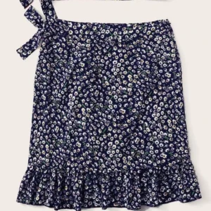 Kjol - Kjol som aldrig är använd tyvärr. Finns att köpa hela settet med omlott topp för 100kr. Har du frågor eller vill få fler bilder så skriv😊