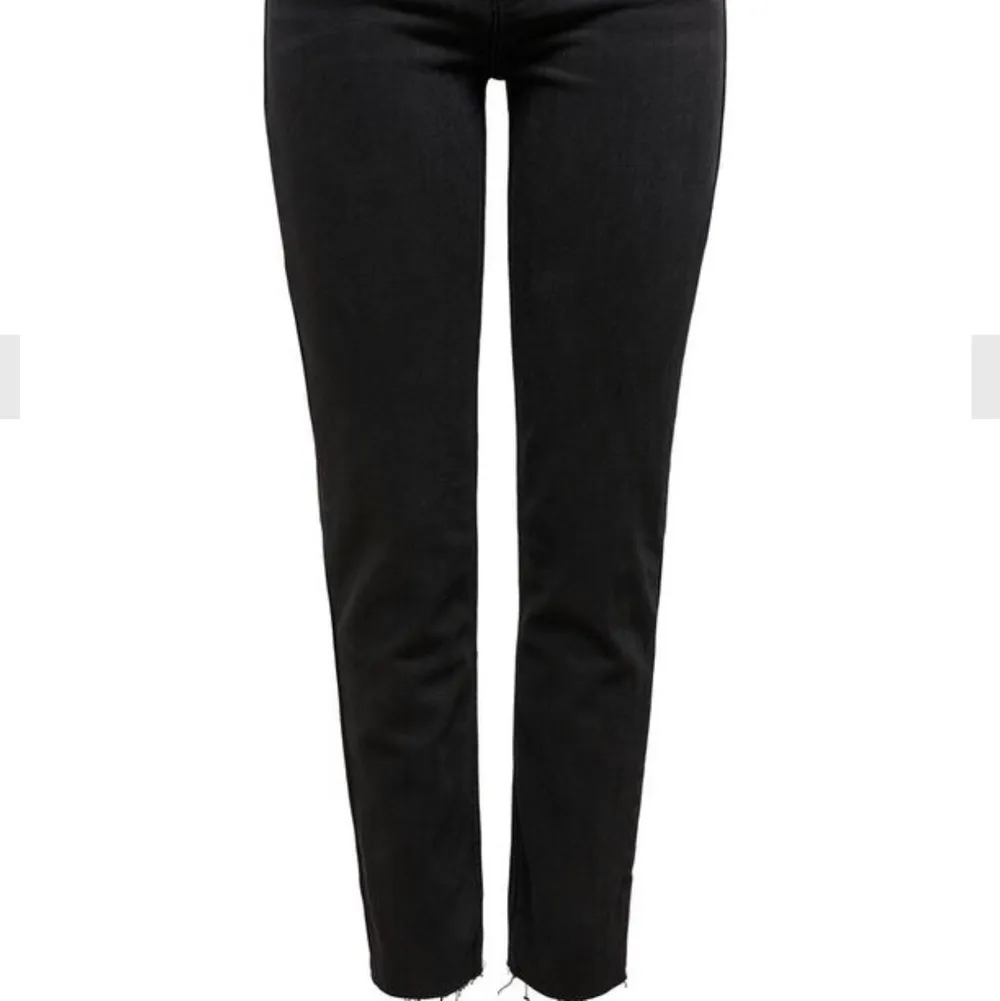 Svarta jeans från only, står att det är straight model men jag skulle säga att det är mer åt mom-jeans hållet. Strl 28/32. Säljer pga att jag tycker dom är för korta för mig som är 174. (Bilder från hemsidan) 💜💜💜 100kr+frakt . Jeans & Byxor.