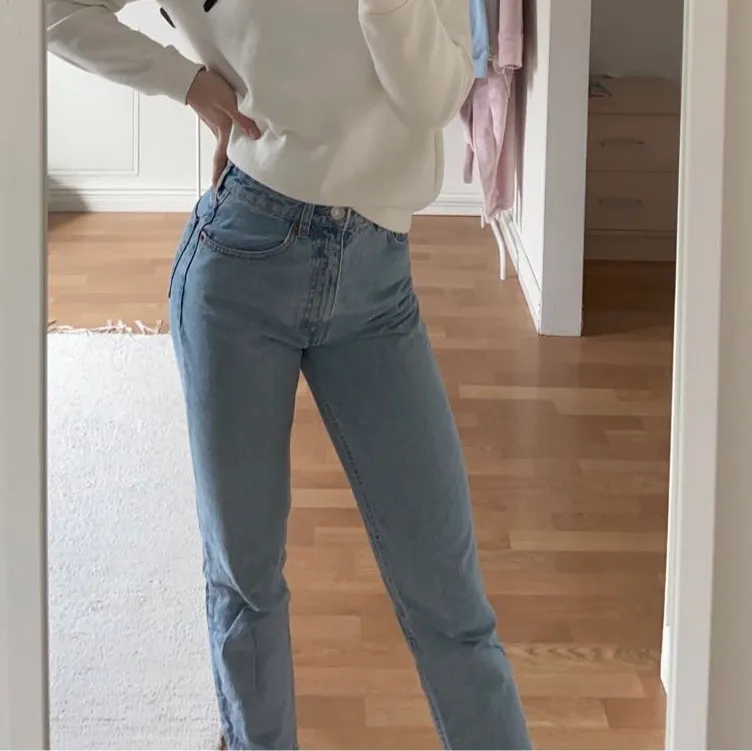 Blåa momjeans från Zara. Storlek 34/xs. Budgivning i kommentarerna. Högsta bud: 100kr. Köpare står för frakt. . Jeans & Byxor.