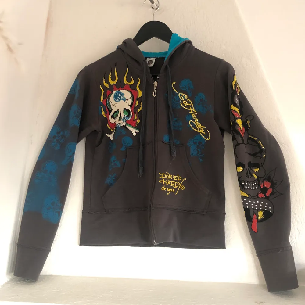 KOLLA MIN KOMMENTAR, har för många meddelanden för att svara<33  Säljer min älskade Ed Hardy hoodie för att jag knappt använder den! I bra skick, luvan är blå inuti. . Hoodies.