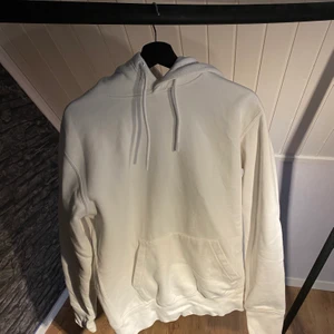 Vit hoodie - Köpt på pull and bear för två år sen. Den är knappt använd men den har blivit lite knottrig i tvätten. Därav det låga priset.