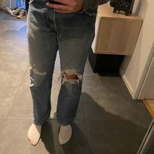 Levis jeans - Säljer mina snygga vintage Levis jeans i wide 30, length 30. Jag är 163 och det sitter jättebra på mig! 