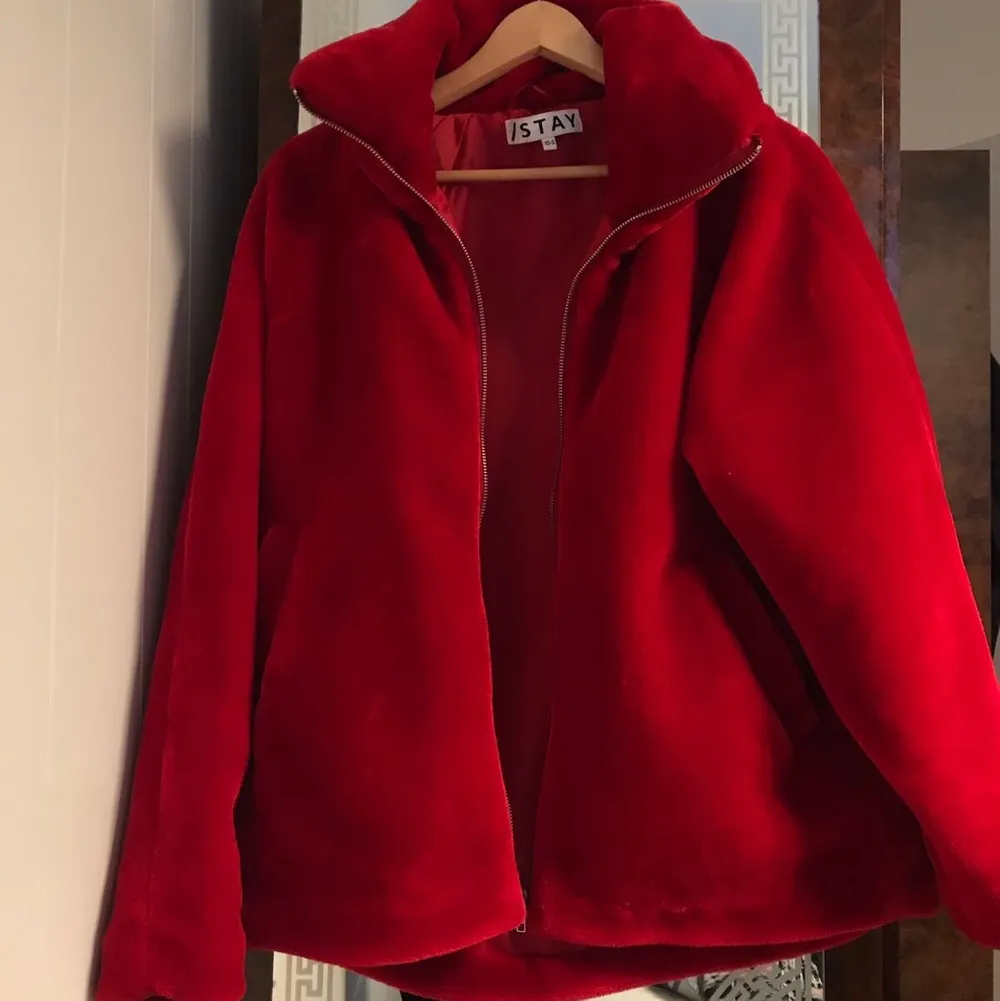 Här har ni aaaabsolut mysigaste jackan, som inte längre säljs i butik. Den klarröda färgen blir man dessutom helt tagen av🥺 fri frakt! bild nr 2 lånad. Jackor.