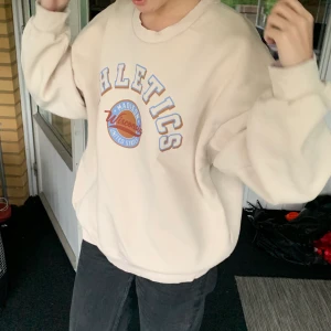 Beige Sweatshirt  - Snygg tröja från ginatricot, använd ett fåtal gånger och säljer pga att jag ej får användning över den. Köparen står för frakten. Jag skulle säga att tröjan är i bra skick.