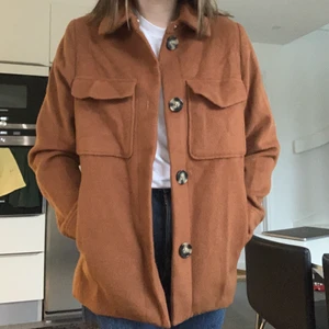 Brun jacka  - Brun jacka från hm, köpt förra hösten för 500kr men sparsamt använd. Lite skrynklig få den legat nerpackad men går att fixa. Kan man mötas upp i Lund eller ev Malmö annars tillkommer frakt. Betalning sker via Swish 