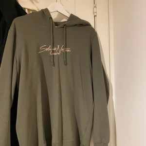 Hoodie  - Grön hoodie köpt på killavdelningen, den sitter oversized på mig ☺️ Använd 1 gång, ny skick! 