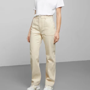 Weekday jeans storlek 36 - Jättefina jeans från weekday som tyvärr blivit för tighta på grund av att jag ätit för mycket :) (köparen står för frakten)🥰