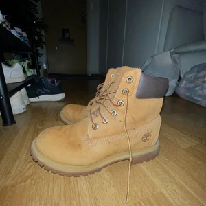 timberland-kängor -  lite skitiga men kan tvättas innan dom skickas. köparen står för frakt, kan annars hämtas i mjölby/linköping.