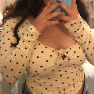 Gul topp - Jättefin gul prickig topp som jag aldrig använt✨ passar till allt och är väldigt stretchig