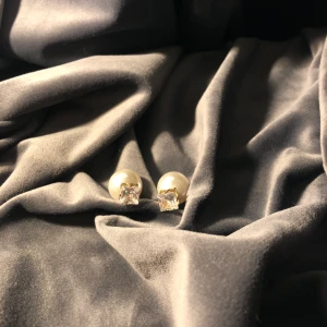 Örhängen  - Örhängen med diamant framifrån och en större pärla bakom. Använt flera gånger förut men inte längre. (Rengör såklart innan jag skickar)