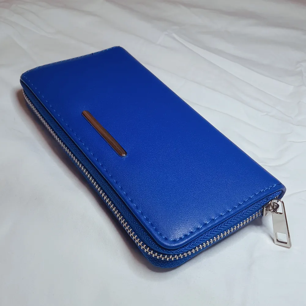 En jättesnygg blå plånbok köpt för några år sedan på pimkie. Aldrig använd 💙. Accessoarer.
