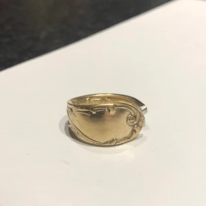 Ringar - Jag gör handgjorda ringar av skaftet på skedar. Dom är justeringsbara det är bara att ta en tång och göra den större eller mindre:) Jag har en kvar av den här ringen. 50kr/st och gratis frakt:) Man betalar med Swish:)