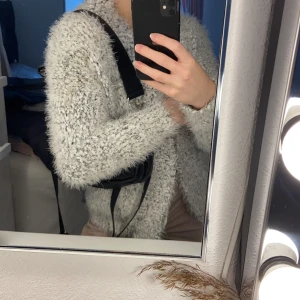 Stickad kofta - Superfin stickad, lurvig tröja som är näst intill oanvänd. Den är i barnstorlek men skulle säga att den sitter som en XS. 