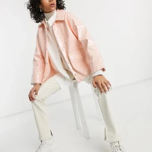 Weekday jacka - Säljer min absolut snyggaste jacka då den tyvärr inte får plats i garderoben längre. Den är slutsåld överallt, vilket inte är så konstigt. Strl S, den är lite oversized. Den är pastellrosa och i vinyl. Frakt tillkommer:) Använd max 5 ggr