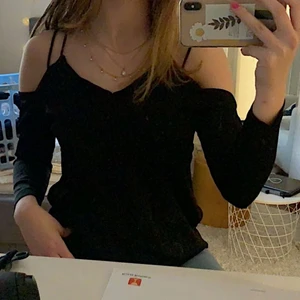 Tröja - Premium quality tröja/topp söker ny ägare då den köptes för liten. Aldrig använd pga detta men sååå fin. Materialet är ”glansigt” och tröjan är lagomt lång, skulle säga att den passar xs-s. 