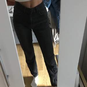 Svarta moml jeans, urtvättad svart(med mening). Köpt på plick men inte min stil så den är bara testad av mig, inga hål eller liknande