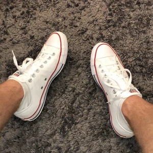 Låga converse - Säljer dessa skor då jag aldrig använder eller använt dom. Som man ser på bilderna har jag testad dom under en dag och därav finns det väldigt få slitage. Största smutsen man kommer över är är på vänster bak då jag tagit av mig dom. Super schysta skor helt enkelt!