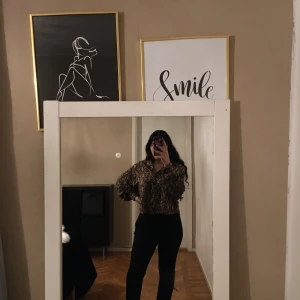 Prada bootcut byxor  - Pradabyxor som jag fick av min faster, vet inte om de är äkta därav priset. Byxorna är rätt små i storleken, står att det är 44 men jag som normalt har 38/40 kan ha dem. Jag är dock för kort för dom(158). Skulle sitta finare på nån som är lite längre🥰