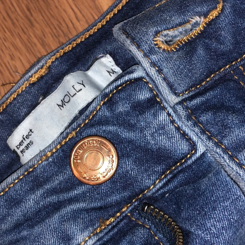 Mörkblå skinny jeans från Gina tricot ☺️🦋 modell - Molly. Strl - M. Skulle säga strl S / M. ☺️✌🏼Kolla biograf för frakt m.m, andra frågor - skriv ett dm så är jag snabb på att svara ☺️☺️ köpta för 299kr säljs för 100kr 😱✌🏼🦋. Jeans & Byxor.