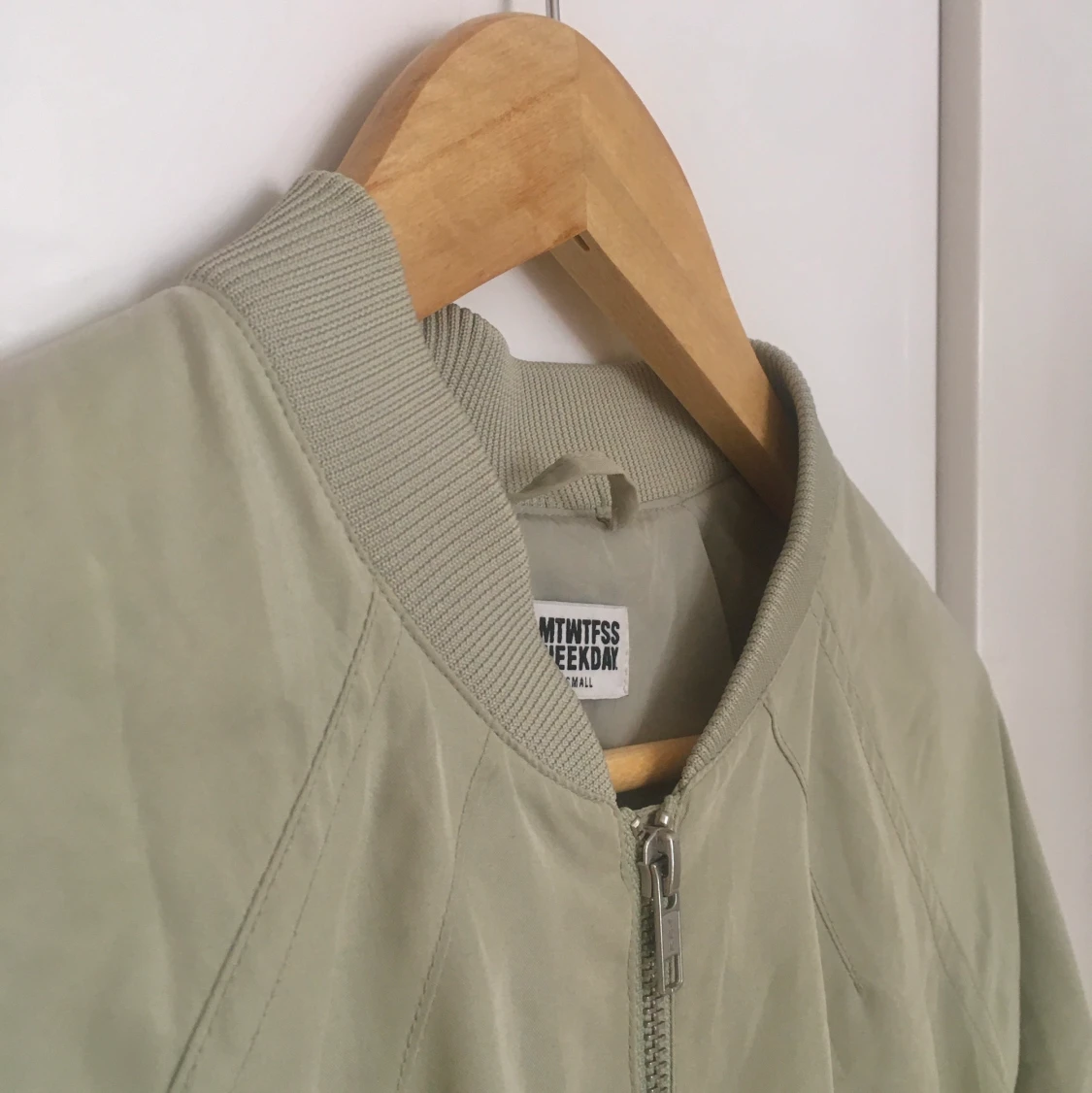 Ljus olivgrön tunn bomberjacka - 90