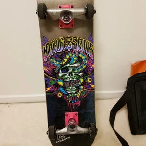 Skateboard knappt använd - Så gott som ny, vet ej storlek på den. Vill ej skicka denna men det går att mötas upp vid försäljning.