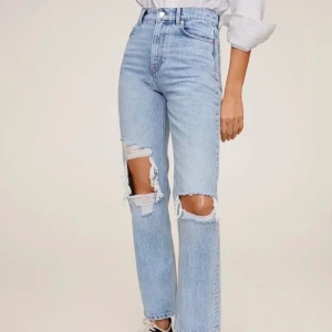 Mango jeans  - Säljer dessa helt oanvända jeansen med prislapp kvar!! Går ner till marken på mig som är 168, andra bilden är lånad men sitter likadant på mig. Nypris 599:-