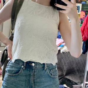 vitt spettslinne - 🚨ALLT PÅ MIN SIDA 30KR!!🚨 superfint spettslinne från hm. I barnstorlek, men passar en XS perfekt. Köparen står för frakten, kan även mötas upp i Stockholm vid köp över 100kr 🥰