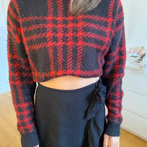 Superfin rutig tröja - Orginalpriset är 289 kr. Mitt pris är 50 kr + frakt. Frakten är 44 kr. Den är aldrig använd. Prislappen är kvar 💕