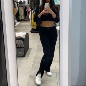 Svarta jeans med slits - Snygga jeans i svart med slits. Det är en herrmodell i strl S så sitter lite oversize på mig men jag tycker det är snyggt! Har vanligtvis xs i jeans eller 25/26 och är 165 lång