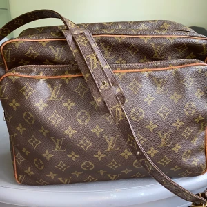 Louis Vuitton GM nile Vintage 100% äkta - Louis Vuitton Nile GM Old Model. Riktigt snygg och rymlig crossbody väska. 100% äkta. En del av min vintage Louis Vuitton kollektion.  Datecode: 841 Made in france  Mått ca 32 x 25  Kontakta mig för fler bilder och information. Pris kan diskuteras!