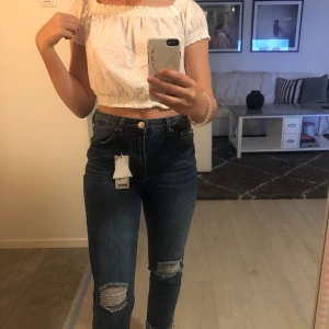 Jeans från boohoo - Jättefina jeans som tyvärr är för stora i midjan på mig. En hälla har lossnat men går lätt att sy fast, men därav det låga priset💞