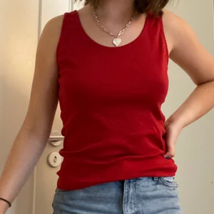 Rött brottarlinne - Rött brottarlinne i toppskick! Skitsnygg färg och passform S/M beroende på önskad passform! Frakt 30kr