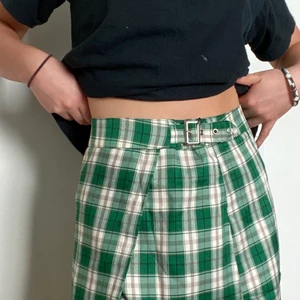 Kjol från Zaful - Skitsnygg kjol! Säljer pga inget min stil💞 jag är 169cm lång! Dragkedja på sidan och en snygg detalj med skärp som går att justera 💞  aldrig använd, nypris 170kr. Materialet är hyfsat tunt. Frakt inkluderad!!