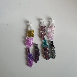 Pärlade hängen  - Handgjorda hängen med pärlor som är gjorda för att se ut som blommor 20kr st och 10kr i frakt 