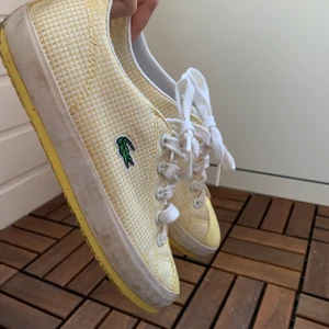 Lacoste skor - Jätte fina Lacoste skor som är för små för mig. Storlek 37. Bra skick. Kunden står för frakt.