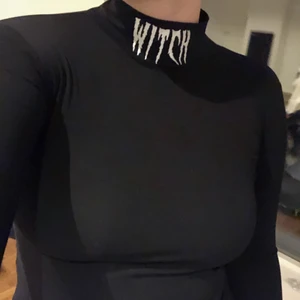 Dollskill svart turtleneck tröja st M - Svart tröja med silvrig text ”Witch” aldrig använd. 