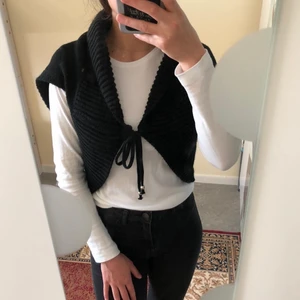 Söt väst  - Svart stickad väst/bolero med knyt på framsidan. Helt ny och oanvänd. Skriv om du undrar något 🤍