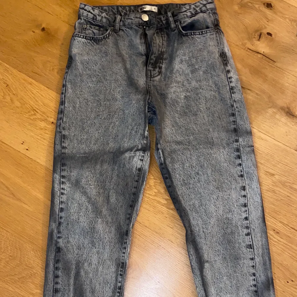 Gråa Mom jeans från Gina🍉  Aldrig använda bara provade Därav jätte bra skick. . Jeans & Byxor.