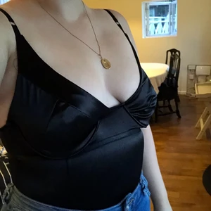 Boohoo body, storlek 16 - Body, är storlek 16 men den är lite tajt på mig så skulle säga att den är skulle funka som st14 också. 