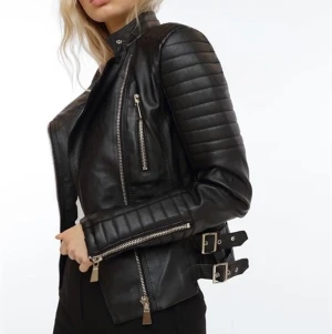 Voyelles skinnjacka - FYND! Voyelles skinnjacka även igenkänd som chiquelles skinnjacka. Använt skick, har några små skavanker därav priset. Kan skicka bild vid önskemål. Frakt 95 kr