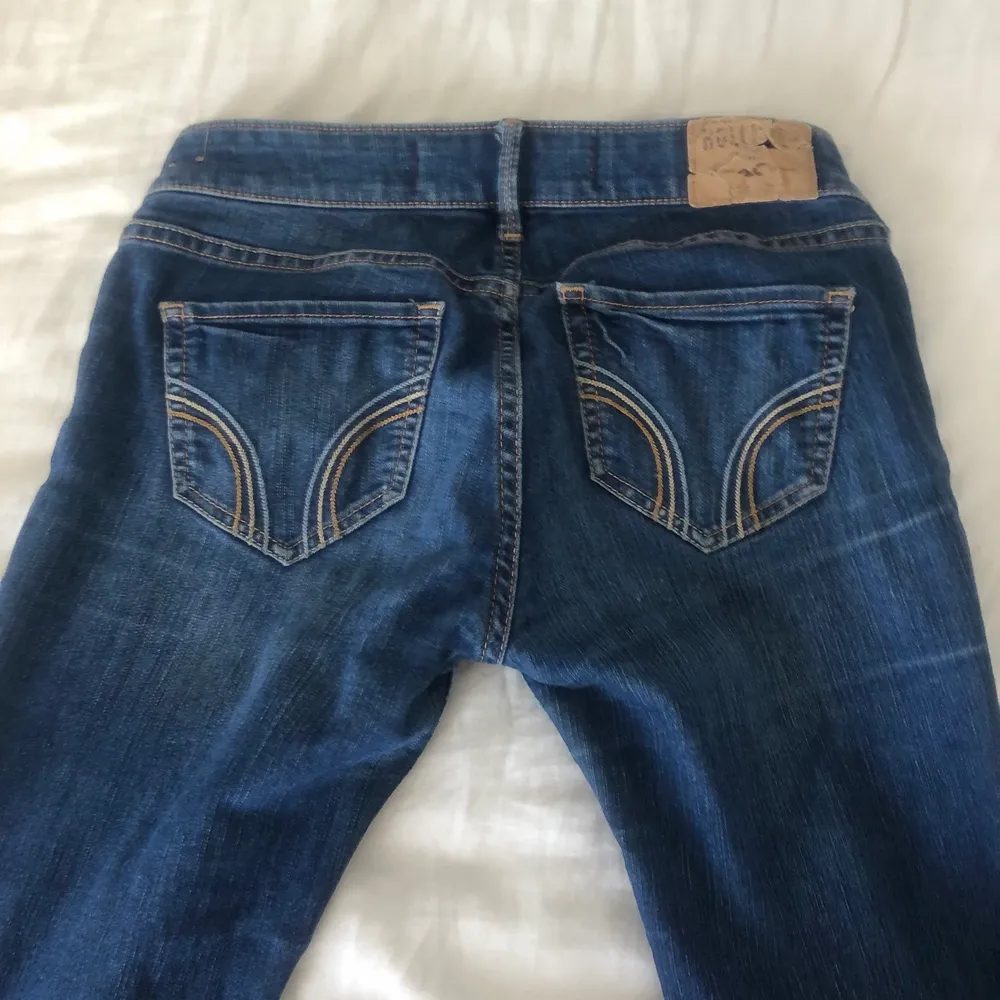 Snygga jeans från hollister i en superfin blå färg. Kontakta mig vid frågor:) Köparen står för frakt . Jeans & Byxor.