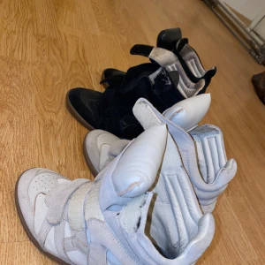 Isabel marant storlek 36 - Två isabel marants, beige använt 1 gång - 3000 kr svart 2300 kr.  Båda storlek 36