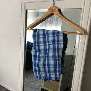 Randiga shorts  - Randiga blåa shorts från barnavdelningen i storlek 170 (kan även passa som XXS-XS). Använt ett par gånger, fortfarande bra skick. Frakt förekommer, men kan mötas i Göteborg. För fler frågor och bilder kontakta mig!