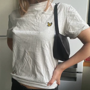 Lyle & Scott T-shirt  - Tröjan har fina detaljer i form av små färg prickar😊