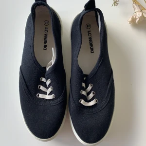 Snygga sneaker från LC W - I använt men i fint skick