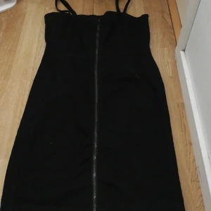 En svart klänning  - En svart jeans klänning från lindex storlek M