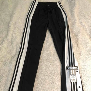  - Säljer mina snygga adidasbyxor eftersom det inte riktigt är min stil längre. Använda kanske 2 gånger så i princip nyskick. Inte mina bilder men kan skicka bilder om någon skulle vara intresserad. Köpta för ca. 700kr💞